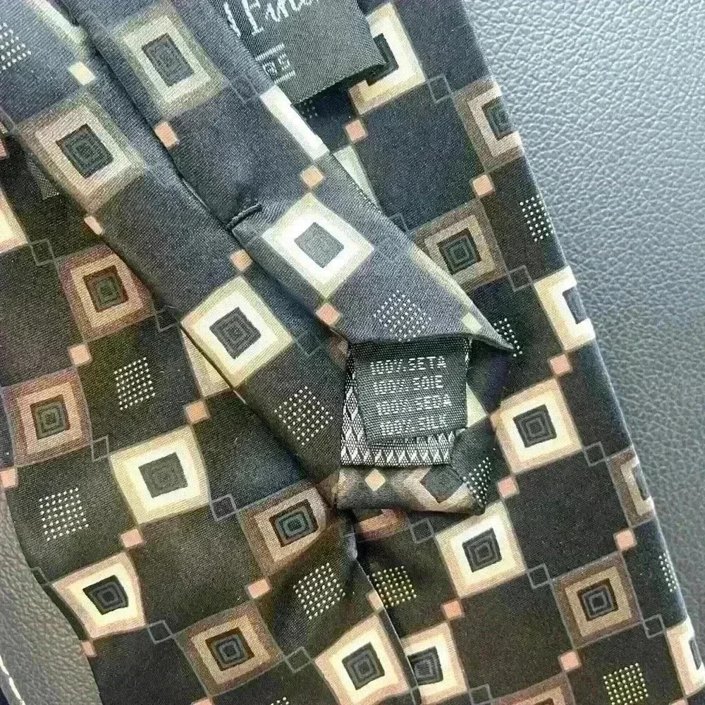 Kilburne and Finch Fine Clothiers Men’s Silk Tie. Black, tan, brown and White - Picture 3 of 5